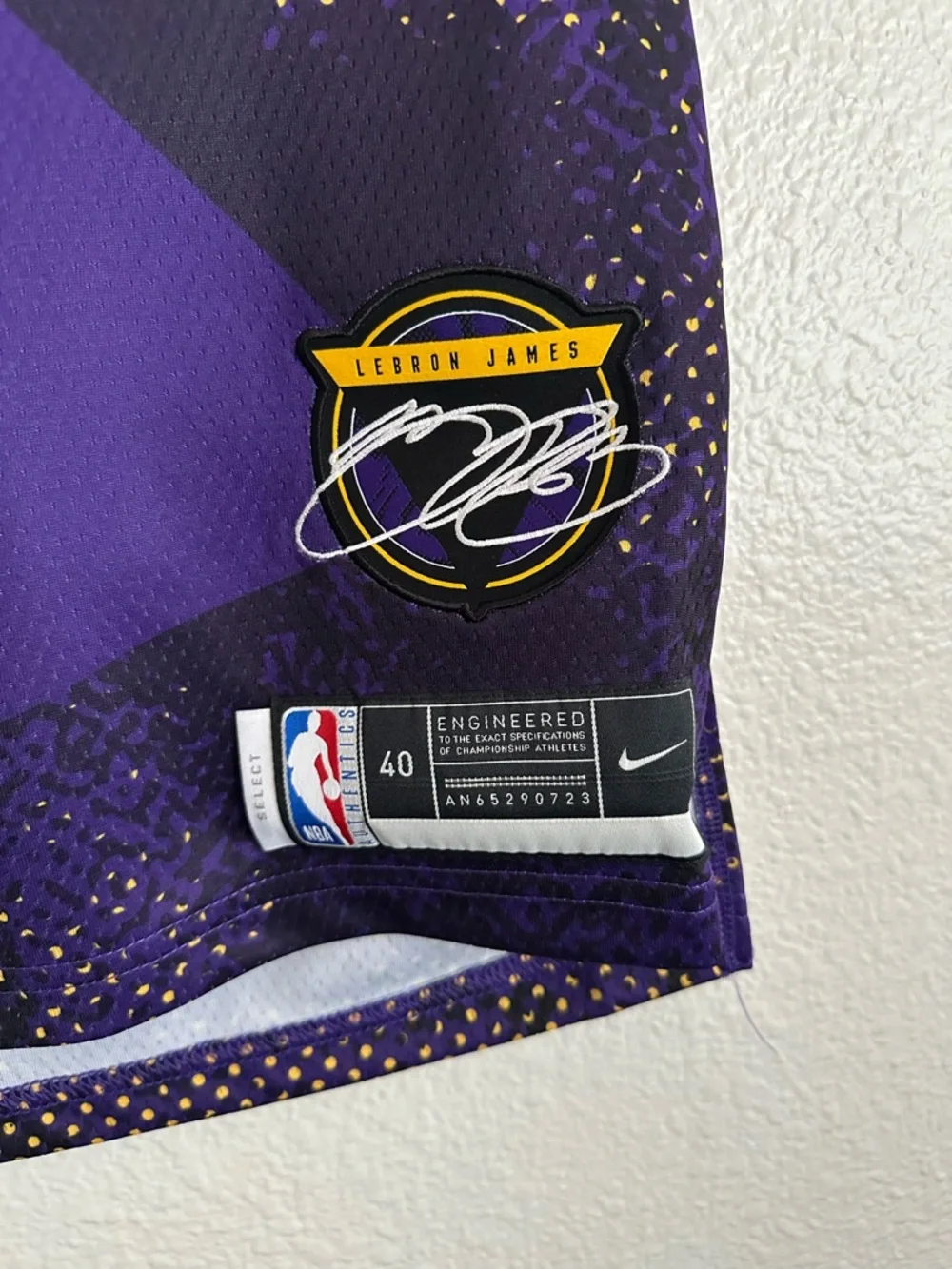 Los Angeles Lakers LeBron James Nike Jersey Select Series Showtime Size 40 Small